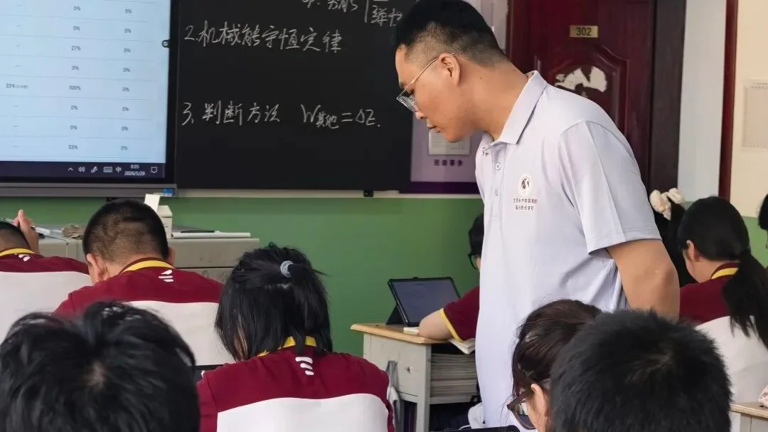 临汾阳光学校教师在课堂中指导学生