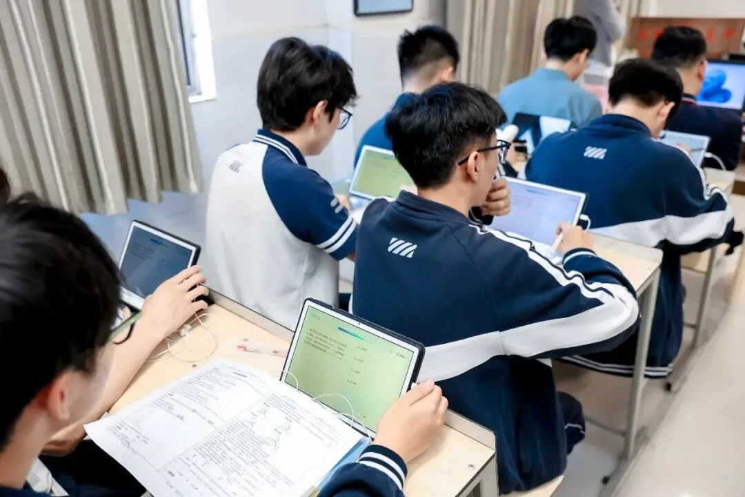 永威学校学生在课堂中使用学习终端