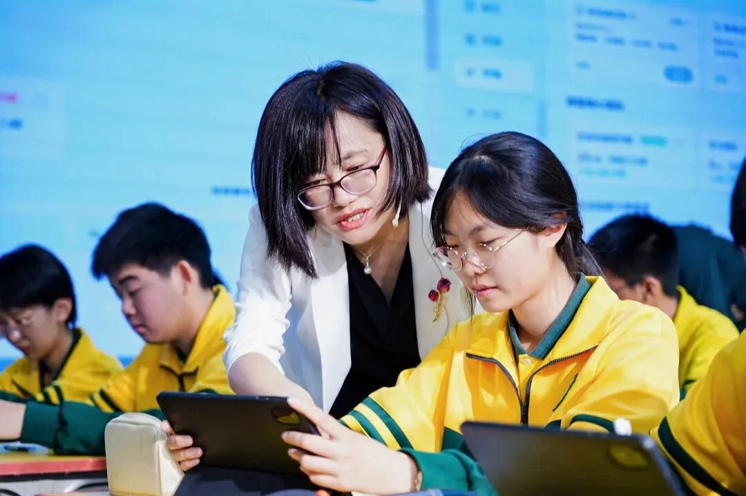教师指导育新学校学生开展课堂学习