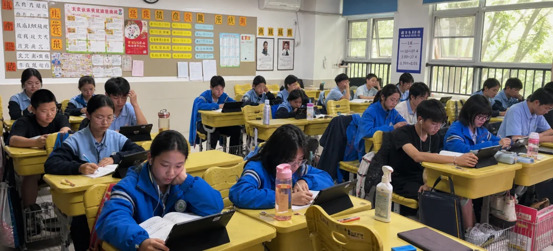 郑北一中学生在课堂中自主学习